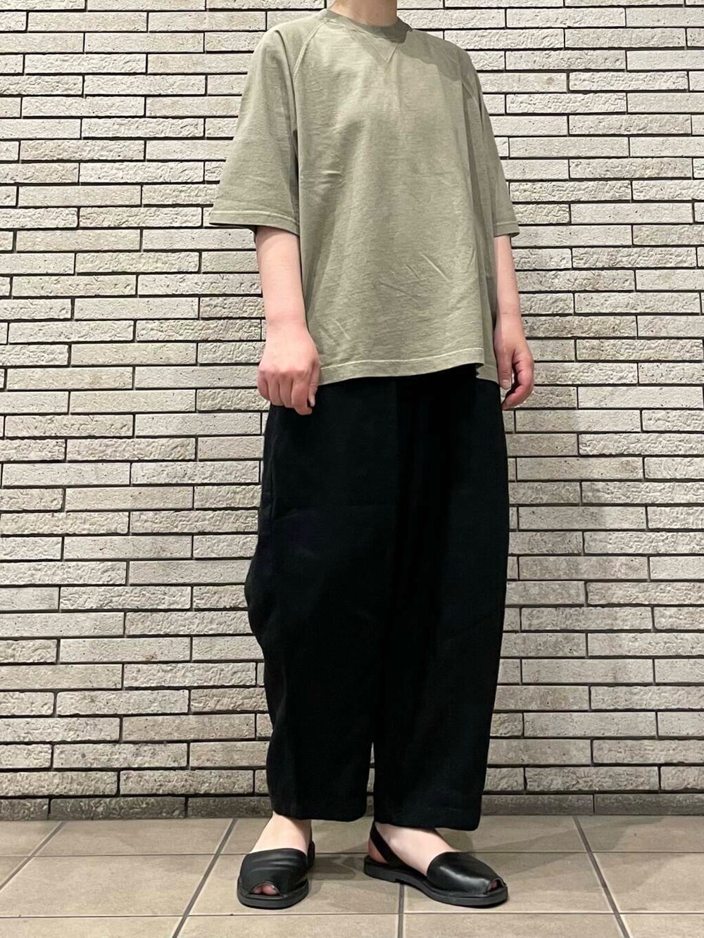 ベージュ系のTシャツ/カットソーを着用したレディースの春コーディネートの5枚目の写真