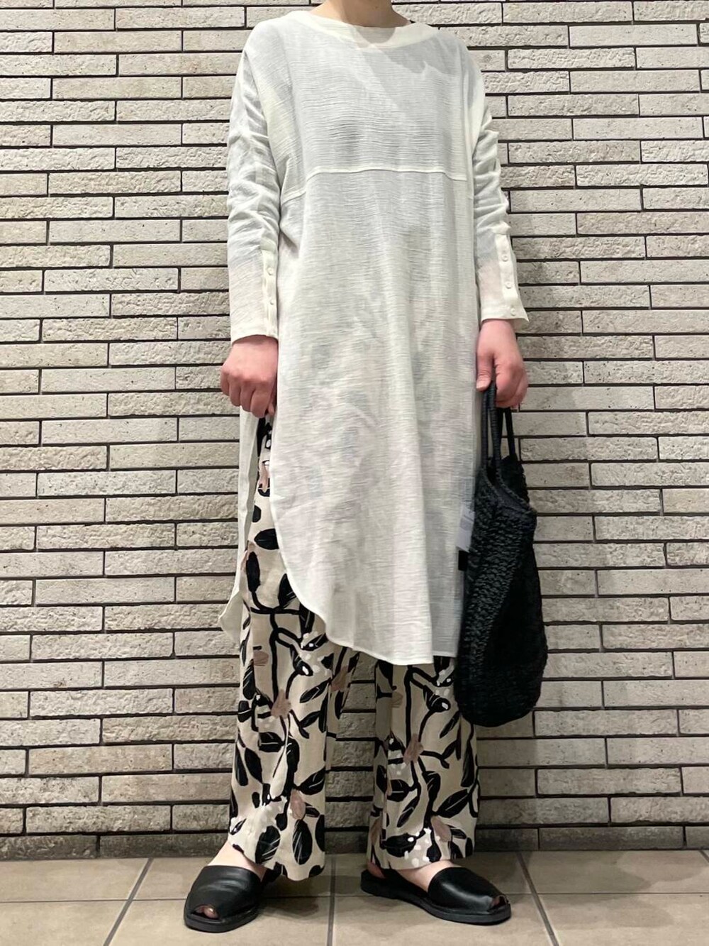 「大人カジュアル、イージーパンツ、かぐれ、休日スタイル、40代、シンプルスタイル、ナチュラルスタイル、初夏のお出掛けコーデ」｜「URBAN RESEARCH DOORSのペーパートートバッグ（トートバッグ、ブラック系）」を使った、岩部恵さん（レディース・168cm）の春コーディネートの2枚目の写真
