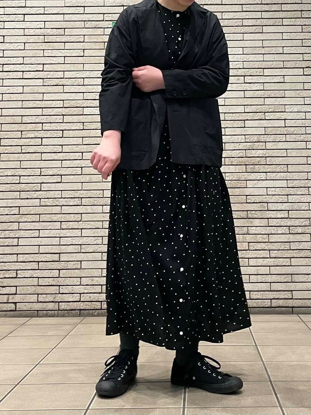 「ワンピース、大人カジュアル、かぐれ、シンプルスタイル、ナチュラルスタイル、春のジャケットスタイル」｜「かぐれの『2サイズ展開』ドット2WAYワンピース（ワンピース、ブラック系）」を使った、岩部恵さん（レディース・168cm）の春コーディネートの3枚目の写真
