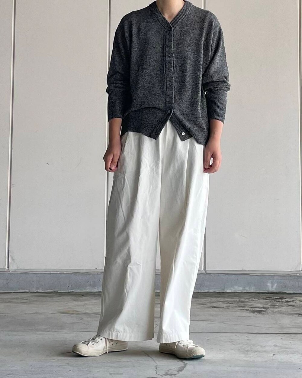 ホワイト系のその他パンツ、グレー系のカーディガン/ボレロを着用したレディースの夏コーディネートの5枚目の写真