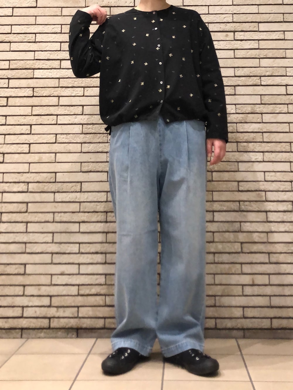 ブラック系のシャツ/ブラウス、ブルー系のデニムパンツを着用したレディースの冬コーディネートの4枚目の写真