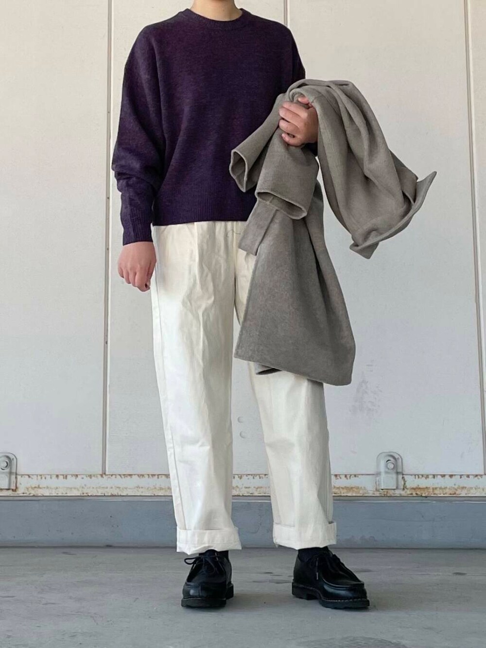 ベージュ系のデニムパンツ、グレー系のステンカラーコート、パープル系のニット/セーターを着用したレディースの冬コーディネートの4枚目の写真