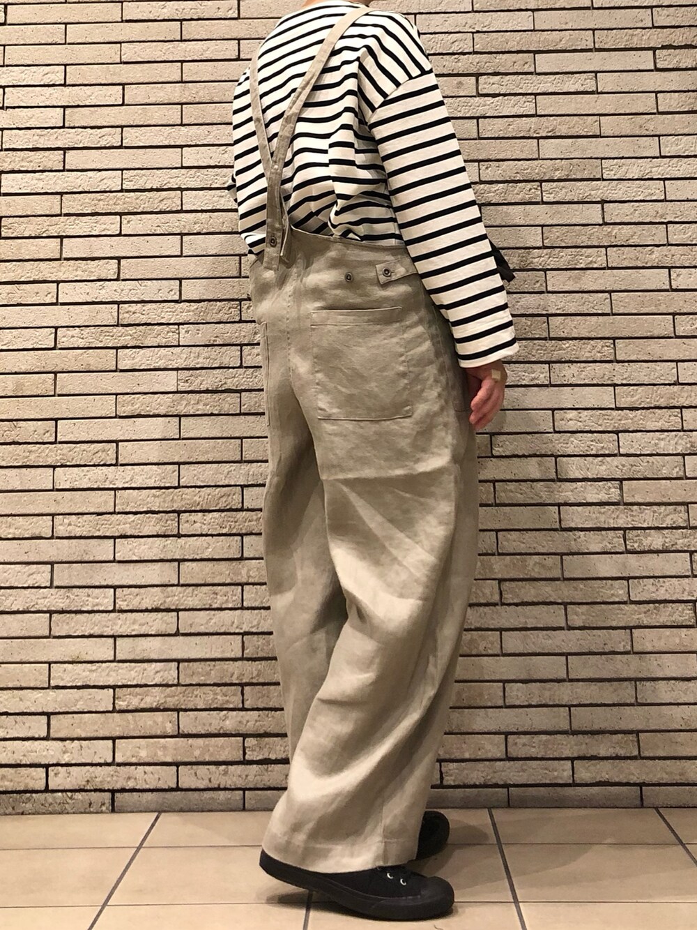 ブラック系のTシャツ/カットソー、グレー系のその他アウター、グレー系のサロペット/オーバーオールを着用したレディースの冬コーディネートの4枚目の写真