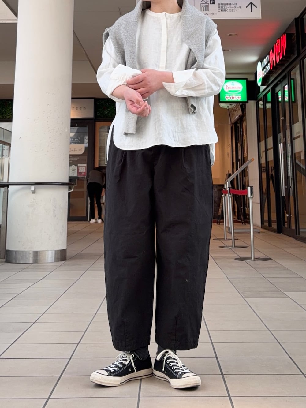 ホワイト系のシャツ/ブラウス、ブラック系のその他パンツ、グレー系のスウェットを着用したレディースの春コーディネートの2枚目の写真