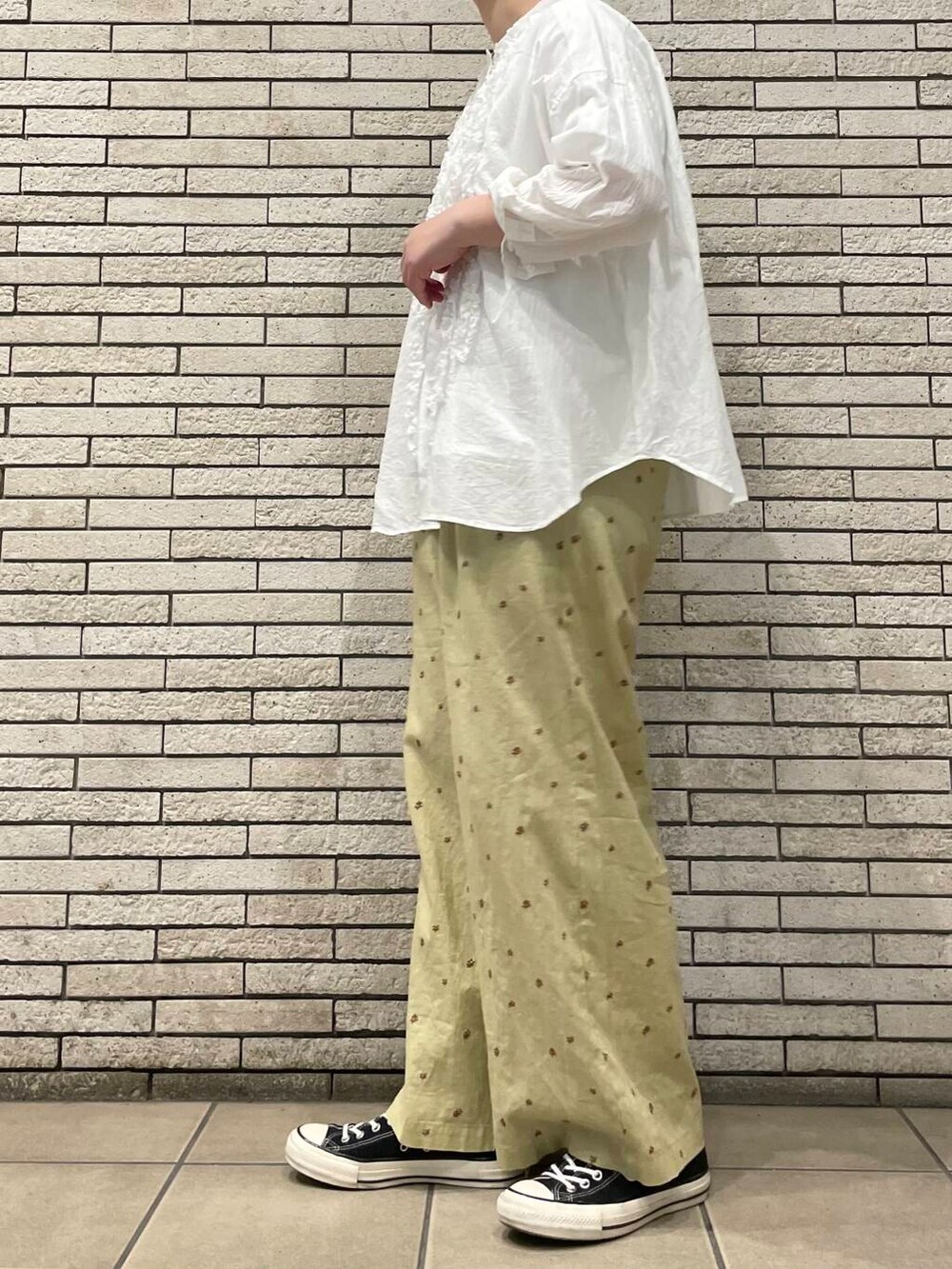 イエロー系のその他パンツ、ホワイト系のシャツ/ブラウスを着用したレディースの夏コーディネートの6枚目の写真