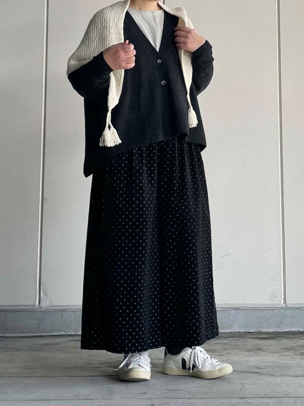 ブラック系のその他パンツ、グレー系のカーディガン/ボレロ、グレー系のTシャツ/カットソーを着用したレディースの冬コーディネートの5枚目の写真