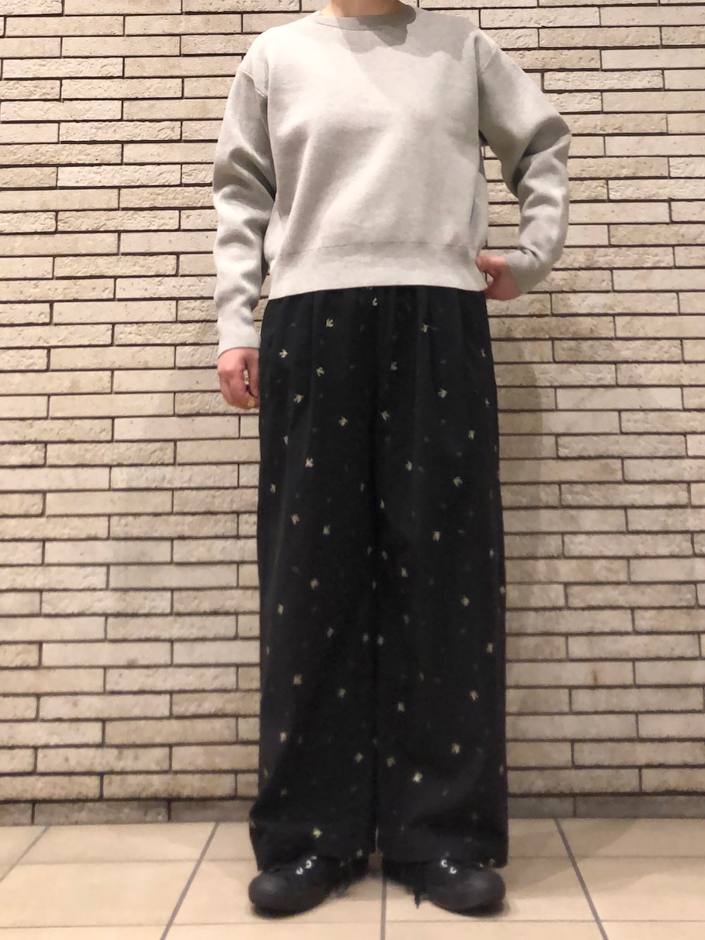 ベージュ系のニット/セーター、ブラック系のその他パンツを着用したレディースの冬コーディネートの2枚目の写真