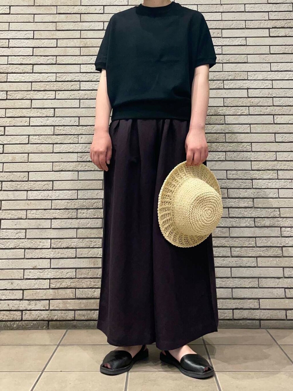 ブラック系のTシャツ/カットソー、グレー系のその他パンツを着用したレディースの夏コーディネートの2枚目の写真