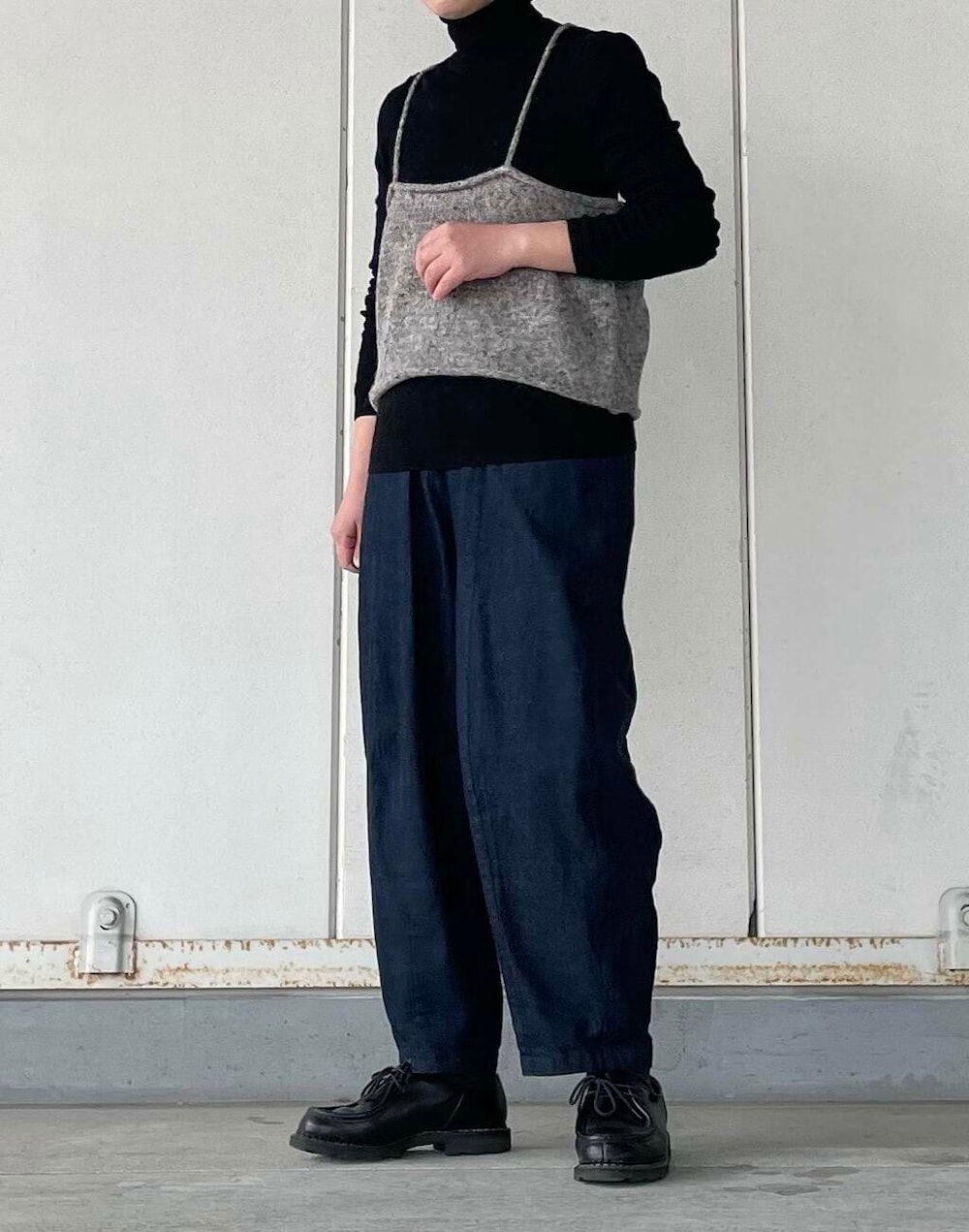 グレー系のキャミソール、ブルー系のデニムパンツを着用したレディースの冬コーディネートの5枚目の写真