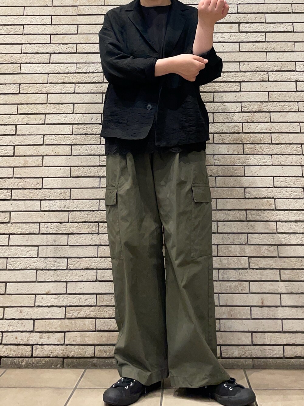 ブラック系のその他アウター、グリーン系のその他パンツ、ブラック系のシャツ/ブラウスを着用したレディースの秋コーディネートの3枚目の写真