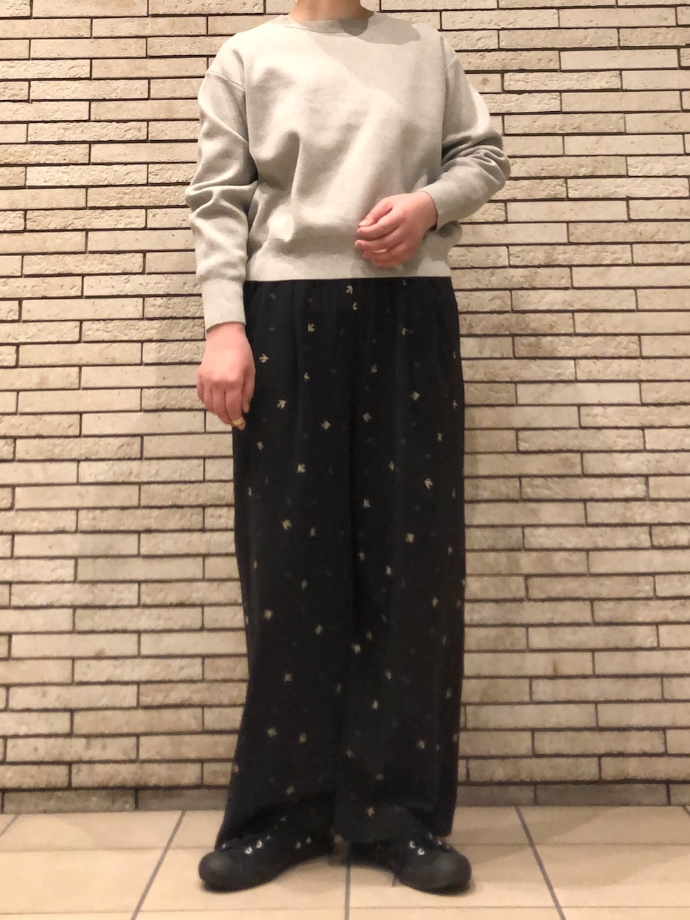 ベージュ系のニット/セーター、ブラック系のその他パンツを着用したレディースの冬コーディネートの4枚目の写真