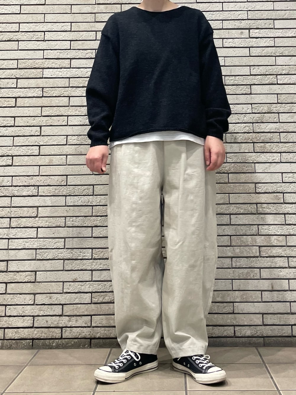 ブラック系のニット/セーター、ホワイト系のその他パンツを着用したレディースの秋コーディネートの2枚目の写真