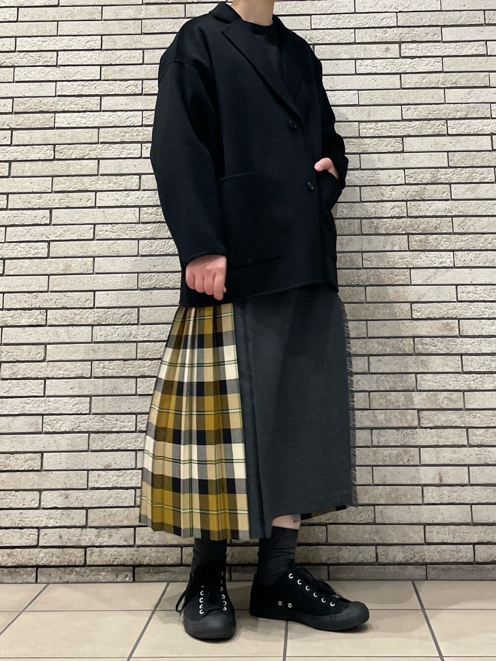 ブラック系のその他アウター、ベージュ系のスカートを着用したレディースの秋コーディネートの4枚目の写真