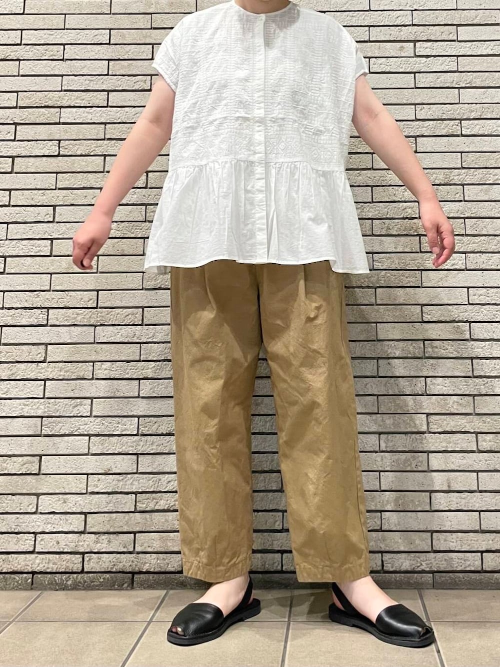 ベージュ系のその他パンツ、ホワイト系のシャツ/ブラウスを着用したレディースの夏コーディネートの4枚目の写真