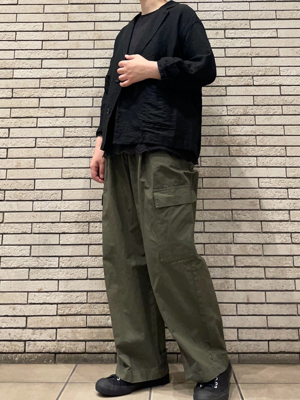 ブラック系のその他アウター、グリーン系のその他パンツ、ブラック系のシャツ/ブラウスを着用したレディースの秋コーディネートの4枚目の写真