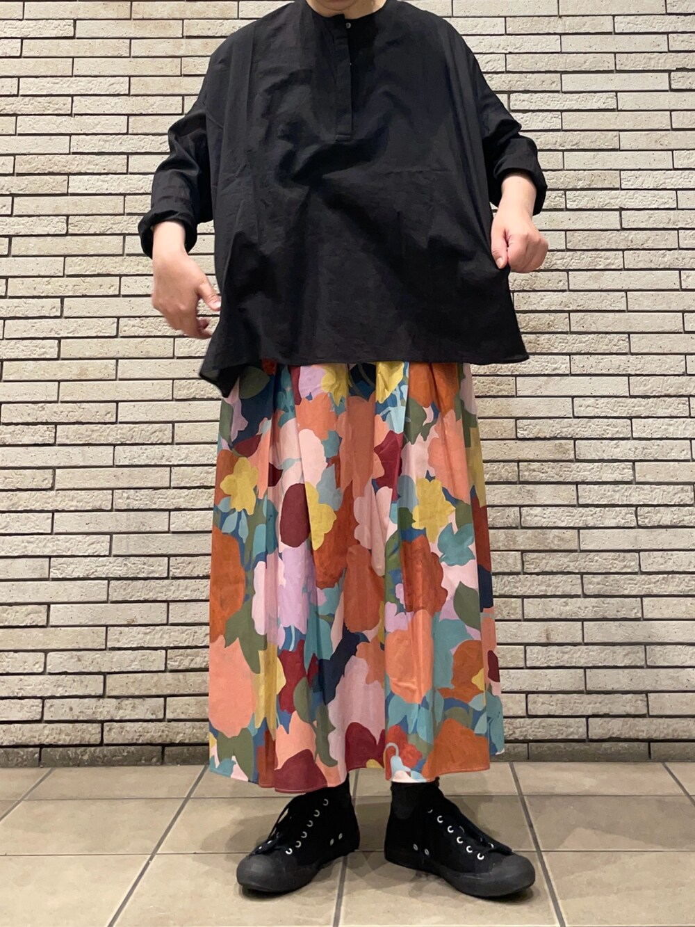 ブラック系のシャツ/ブラウス、ピンク系のスカートを着用したレディースの秋コーディネートの4枚目の写真