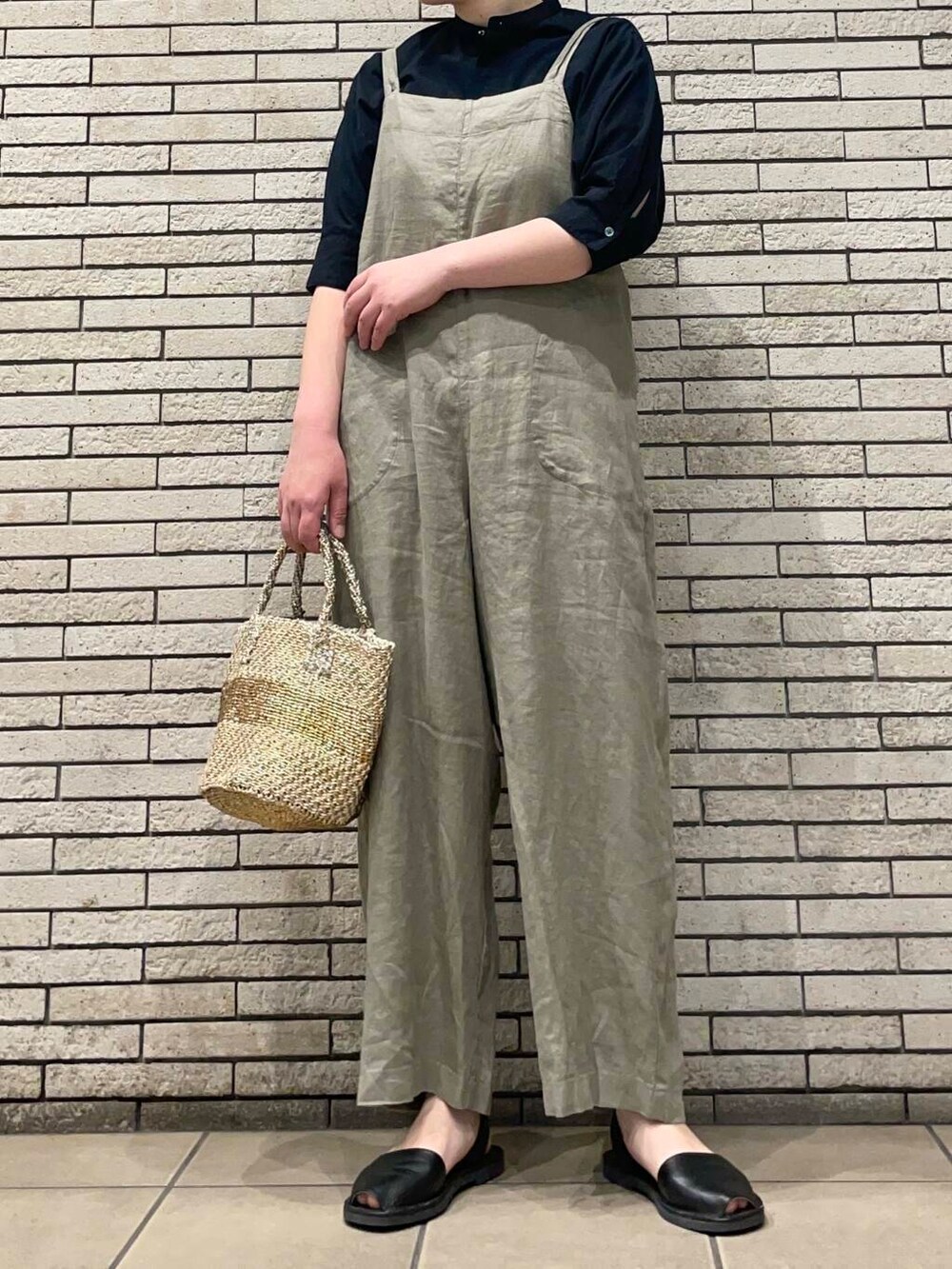「大人カジュアル、サロペット、かぐれ、リネン、休日スタイル、40代、シンプルスタイル、ナチュラルスタイル、初夏のお出掛けコーデ」｜「FORK&SPOONのFORK&SPOON　ギボシコクーンショートスリーブシャツ（シャツ/ブラウス、ブラック系）」を使った、岩部恵さん（レディース・168cm）の春コーディネートの3枚目の写真
