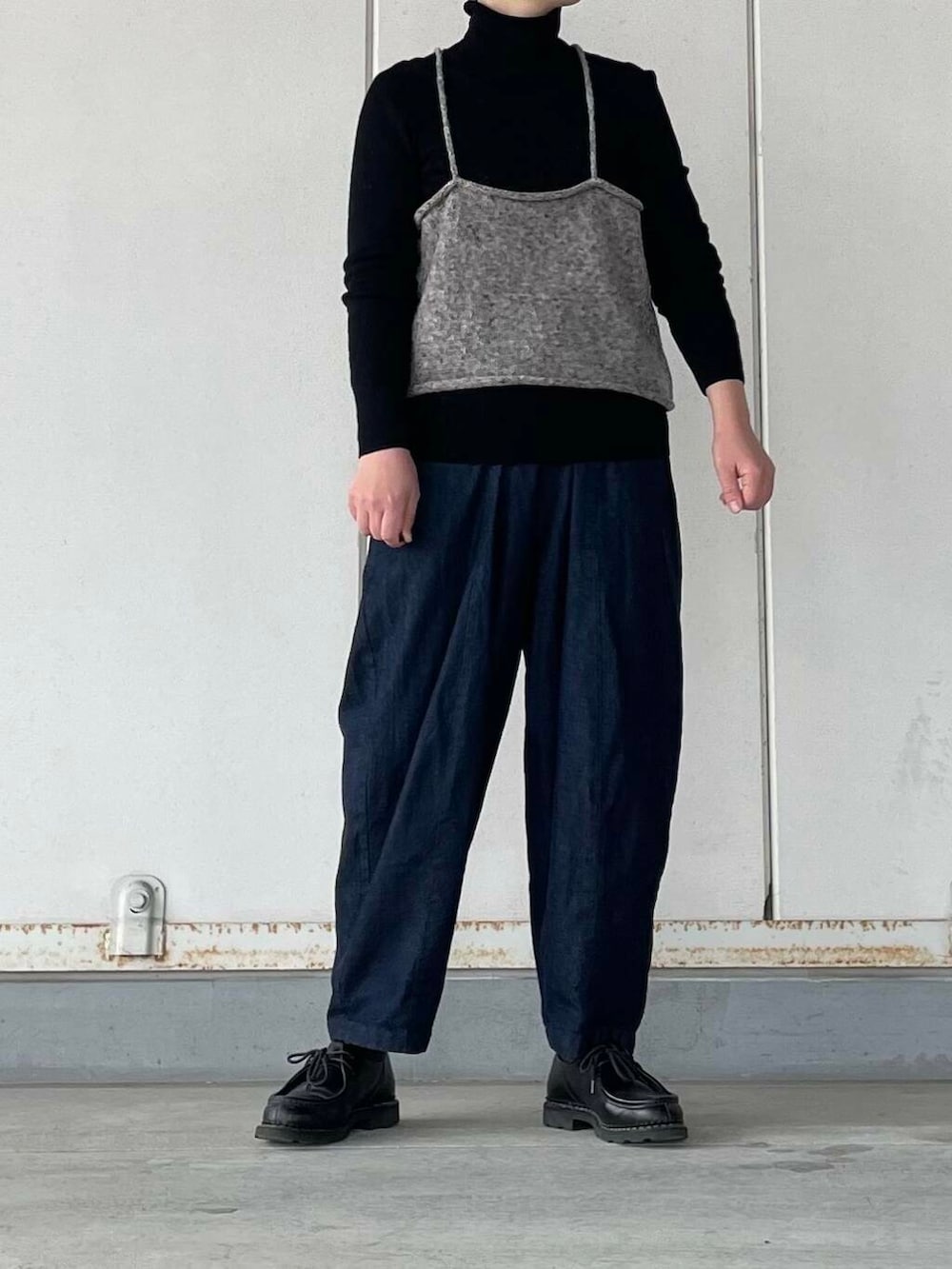 グレー系のキャミソール、ブルー系のデニムパンツを着用したレディースの冬コーディネートの4枚目の写真