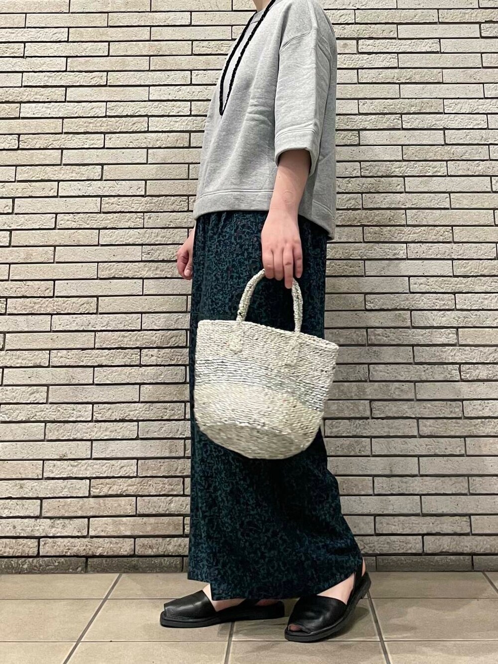 グレー系のスウェット、ブルー系のその他パンツを着用したレディースの春コーディネートの4枚目の写真