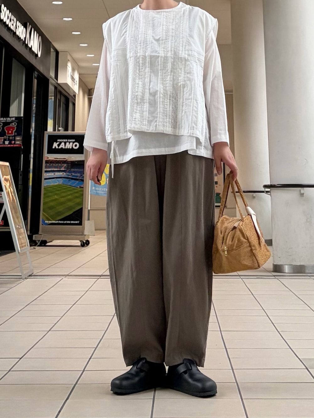 ホワイト系のシャツ/ブラウス、グリーン系のその他パンツ、イエロー系のハンドバッグを着用したレディースの秋コーディネートの3枚目の写真