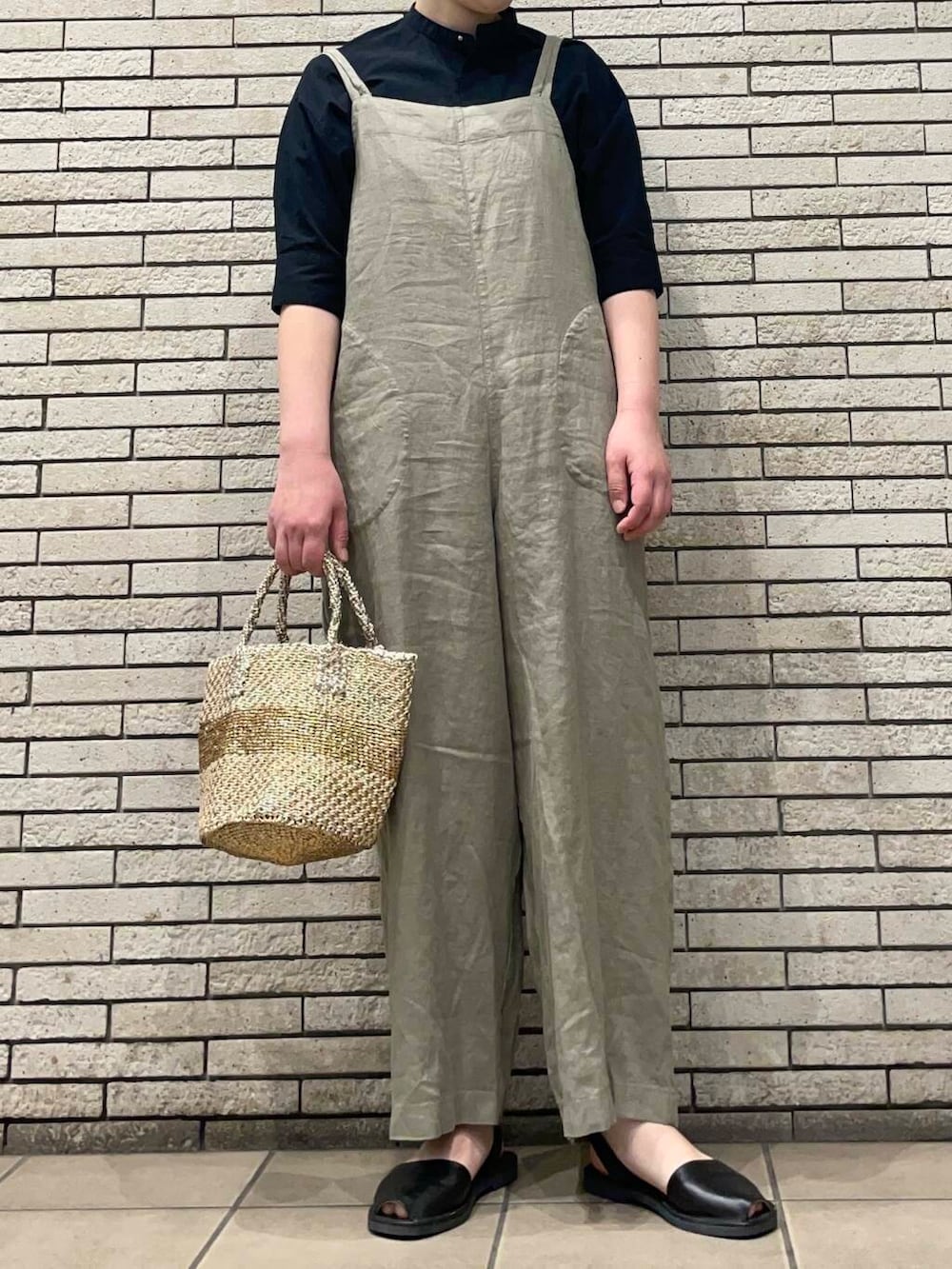 「大人カジュアル、サロペット、かぐれ、リネン、休日スタイル、40代、シンプルスタイル、ナチュラルスタイル、初夏のお出掛けコーデ」｜「FORK&SPOONのFORK&SPOON　ギボシコクーンショートスリーブシャツ（シャツ/ブラウス、ブラック系）」を使った、岩部恵さん（レディース・168cm）の春コーディネートの2枚目の写真