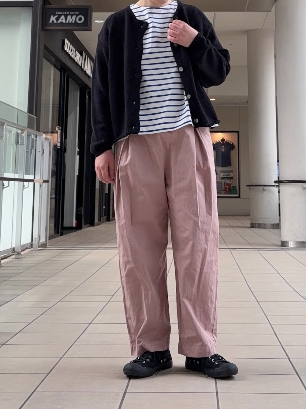 ブラック系のカーディガン/ボレロ、ブルー系のTシャツ/カットソー、ピンク系のその他パンツを着用したレディースの春コーディネートの2枚目の写真