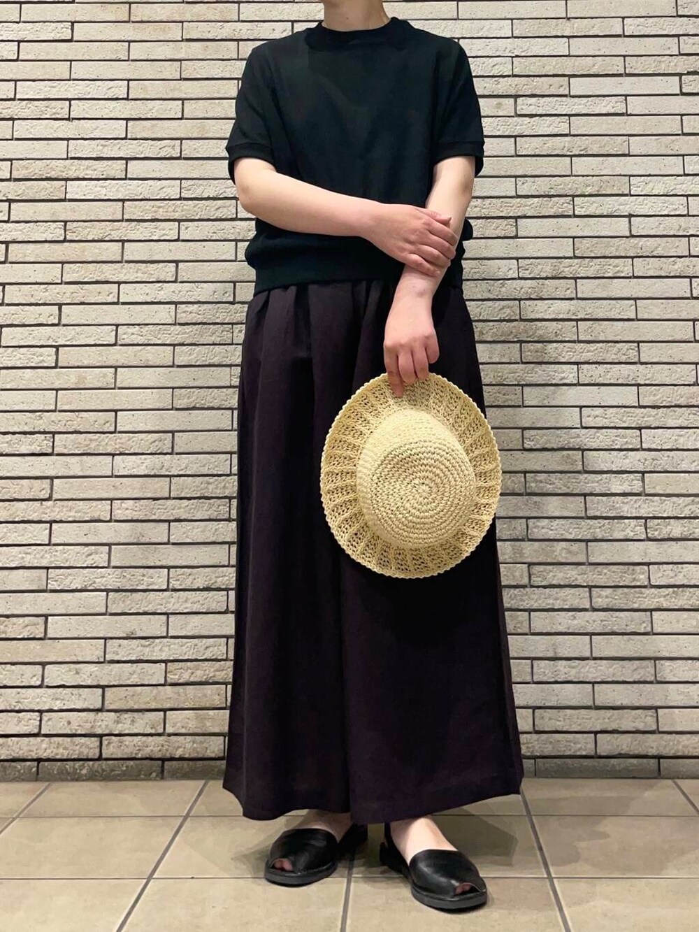 ブラック系のTシャツ/カットソー、グレー系のその他パンツを着用したレディースの夏コーディネートの3枚目の写真