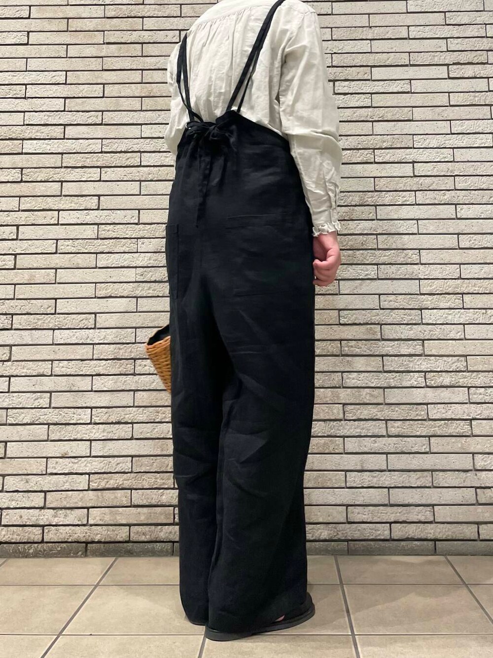 ブラック系のサロペット/オーバーオール、イエロー系のショルダーバッグ、グレー系のシャツ/ブラウスを着用したレディースの春コーディネートの6枚目の写真