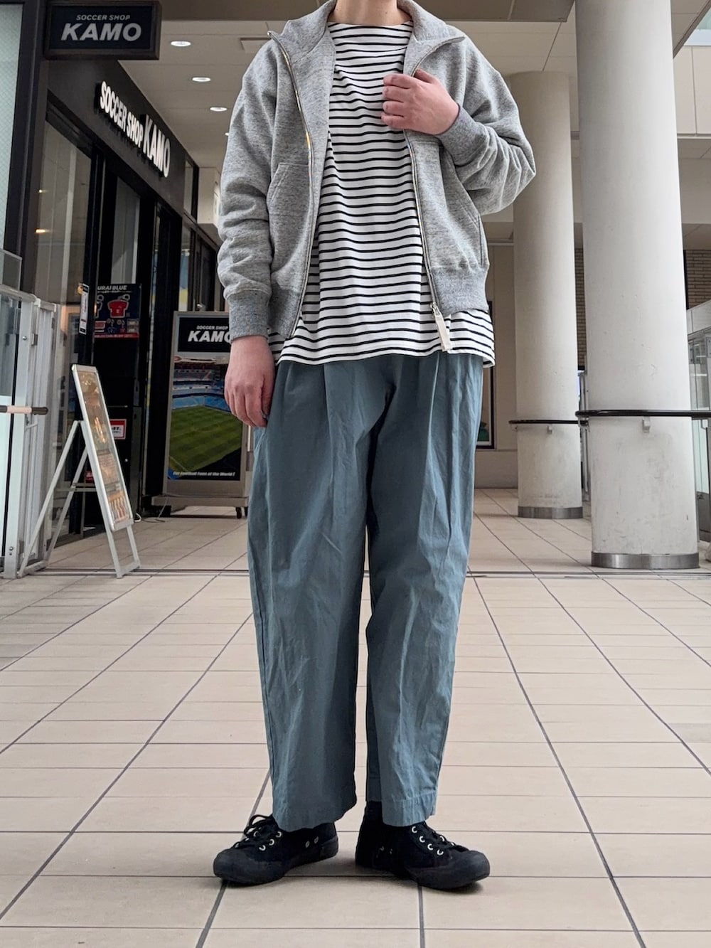 グレー系のスウェット、ブラック系のTシャツ/カットソー、ブルー系のその他パンツを着用したレディースの春コーディネートの2枚目の写真