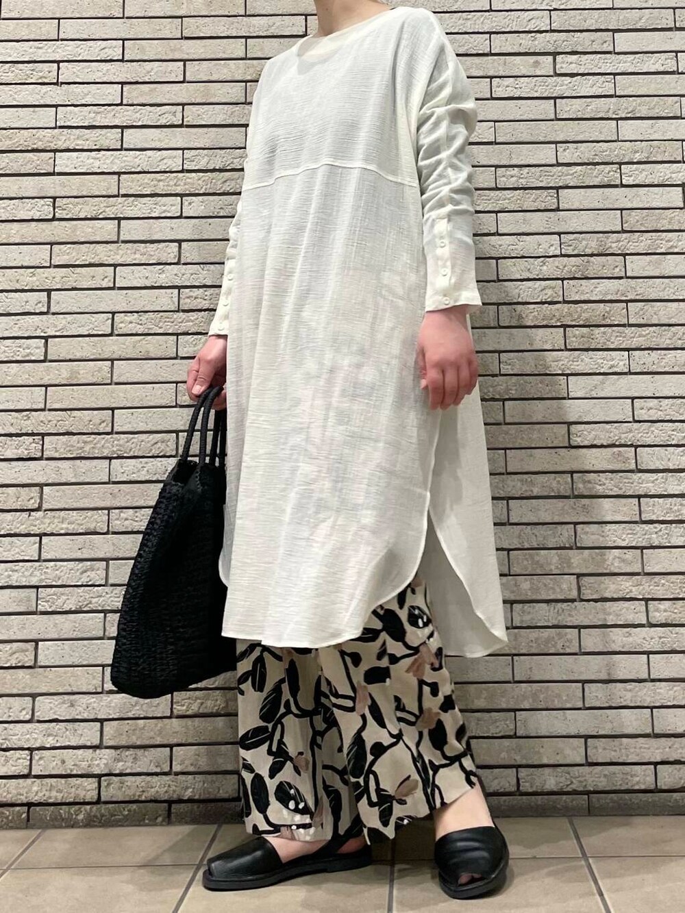 「大人カジュアル、イージーパンツ、かぐれ、休日スタイル、40代、シンプルスタイル、ナチュラルスタイル、初夏のお出掛けコーデ」｜「URBAN RESEARCH DOORSのペーパートートバッグ（トートバッグ、ブラック系）」を使った、岩部恵さん（レディース・168cm）の春コーディネートの4枚目の写真