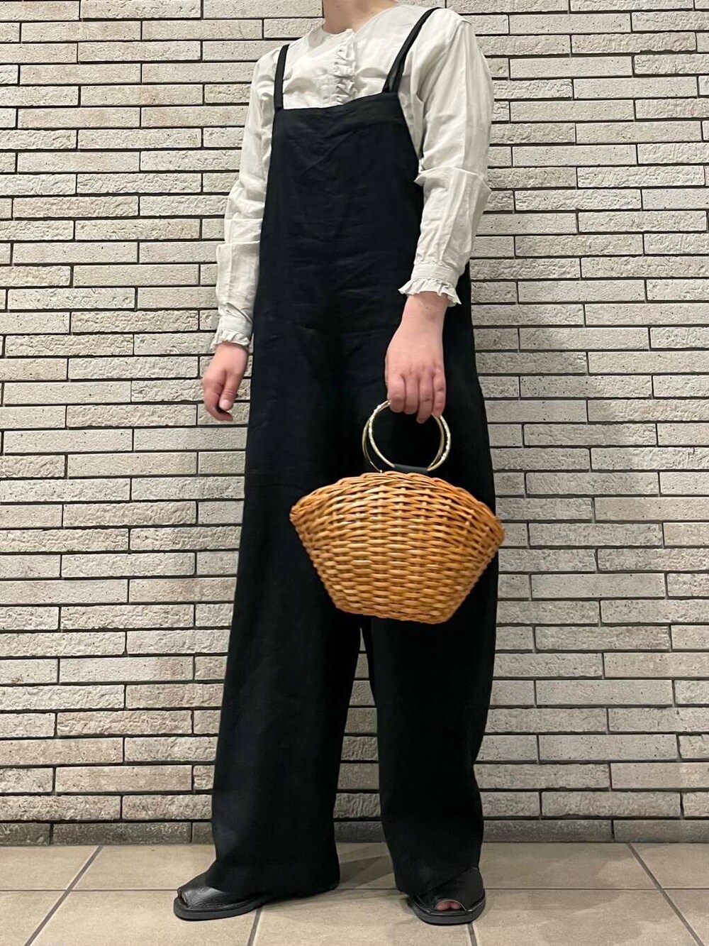 ブラック系のサロペット/オーバーオール、イエロー系のショルダーバッグ、グレー系のシャツ/ブラウスを着用したレディースの春コーディネートの3枚目の写真