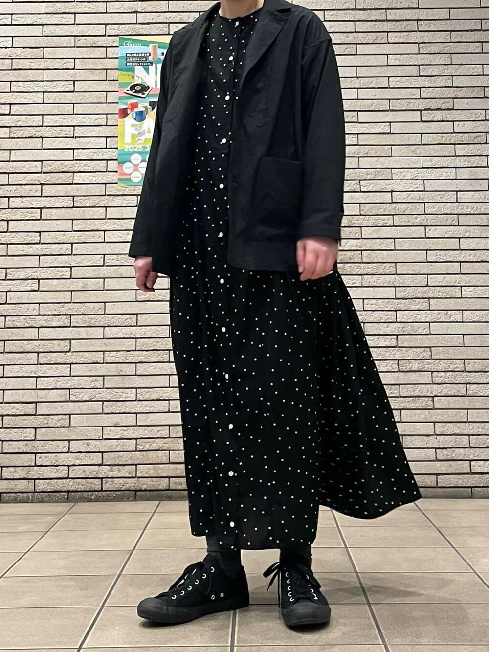 「ワンピース、大人カジュアル、かぐれ、シンプルスタイル、ナチュラルスタイル、春のジャケットスタイル」｜「かぐれの『2サイズ展開』ドット2WAYワンピース（ワンピース、ブラック系）」を使った、岩部恵さん（レディース・168cm）の春コーディネートの4枚目の写真