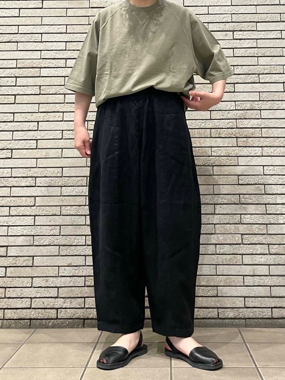 ベージュ系のTシャツ/カットソーを着用したレディースの春コーディネートの2枚目の写真