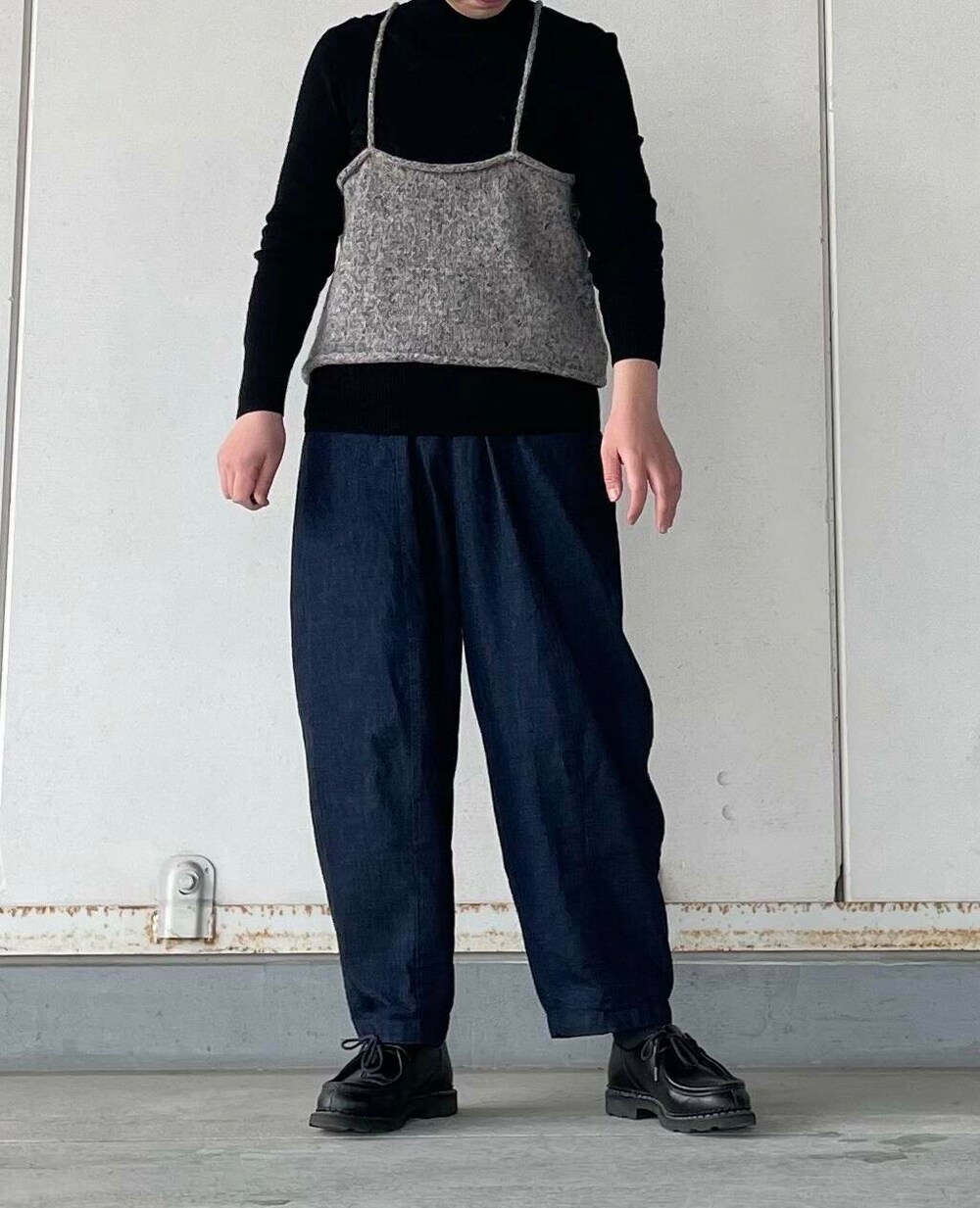 グレー系のキャミソール、ブルー系のデニムパンツを着用したレディースの冬コーディネートの3枚目の写真