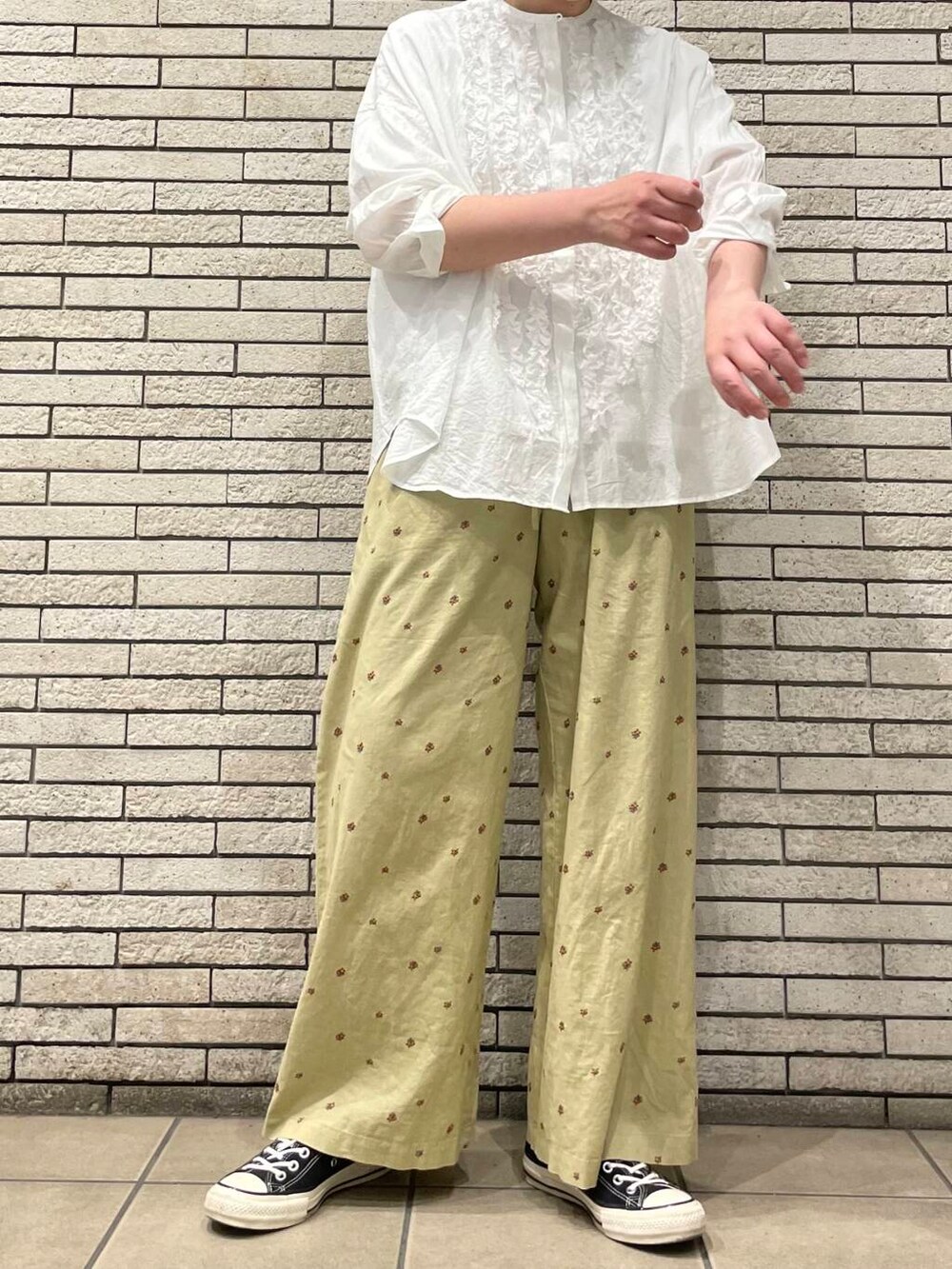 イエロー系のその他パンツ、ホワイト系のシャツ/ブラウスを着用したレディースの夏コーディネートの3枚目の写真