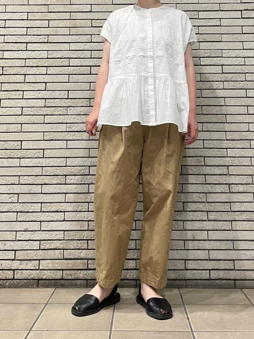 ベージュ系のその他パンツ、ホワイト系のシャツ/ブラウスを着用したレディースの夏コーディネートの5枚目の写真