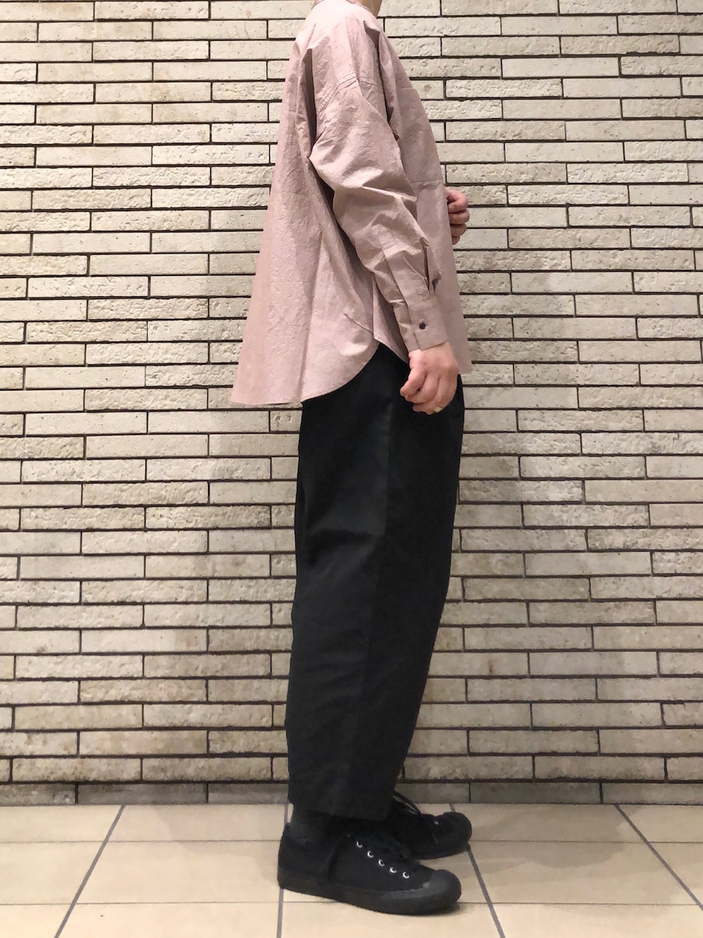 ピンク系のシャツ/ブラウス、ブラック系のその他パンツを着用したレディースの冬コーディネートの3枚目の写真