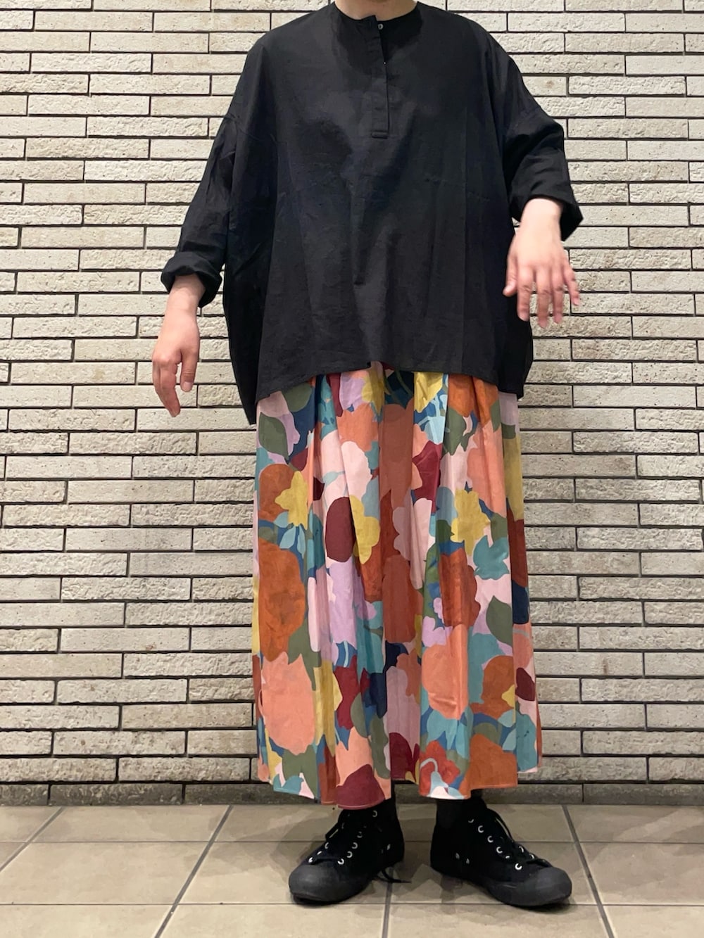 ブラック系のシャツ/ブラウス、ピンク系のスカートを着用したレディースの秋コーディネートの2枚目の写真