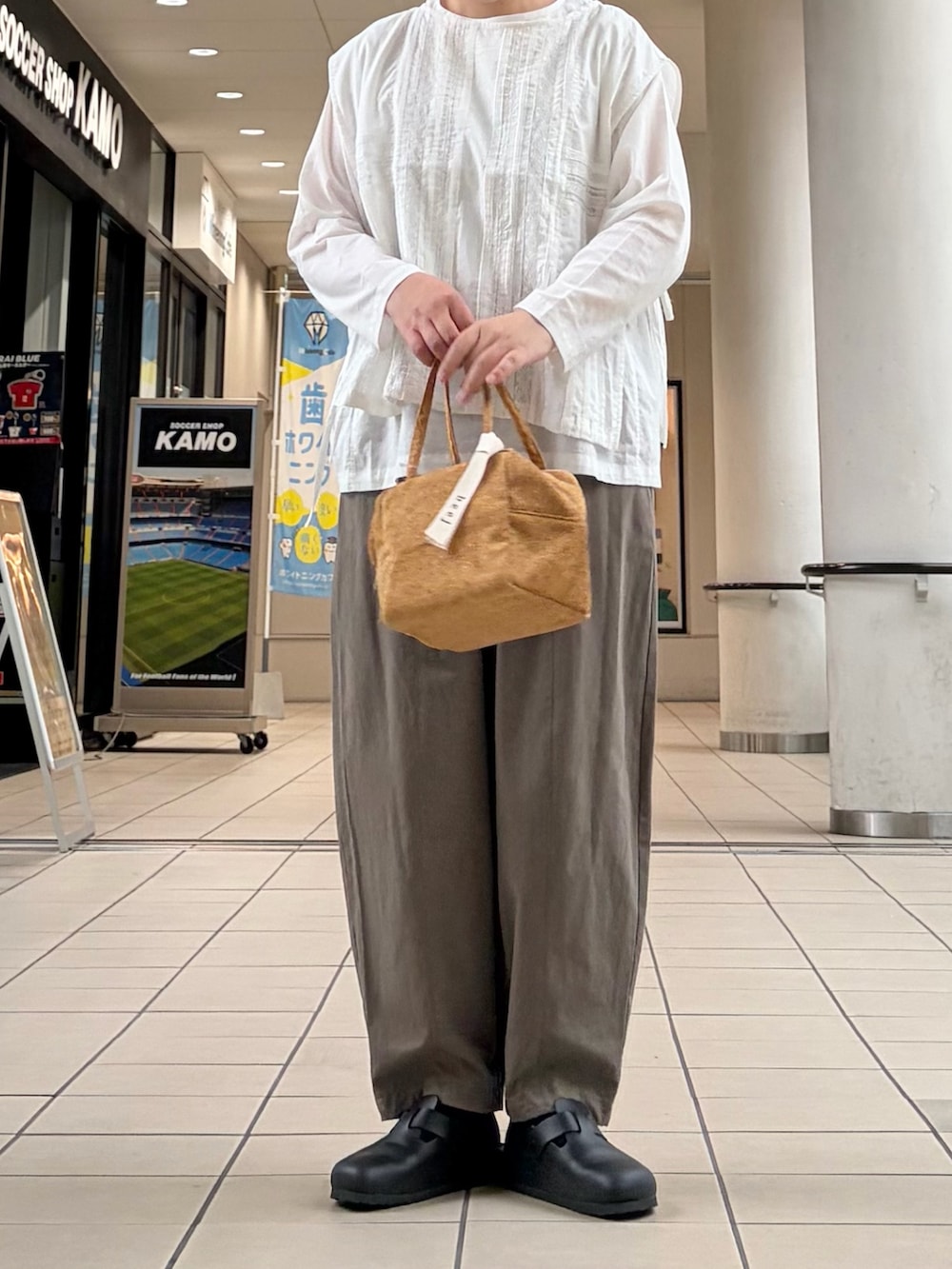ホワイト系のシャツ/ブラウス、グリーン系のその他パンツ、イエロー系のハンドバッグを着用したレディースの秋コーディネートの4枚目の写真