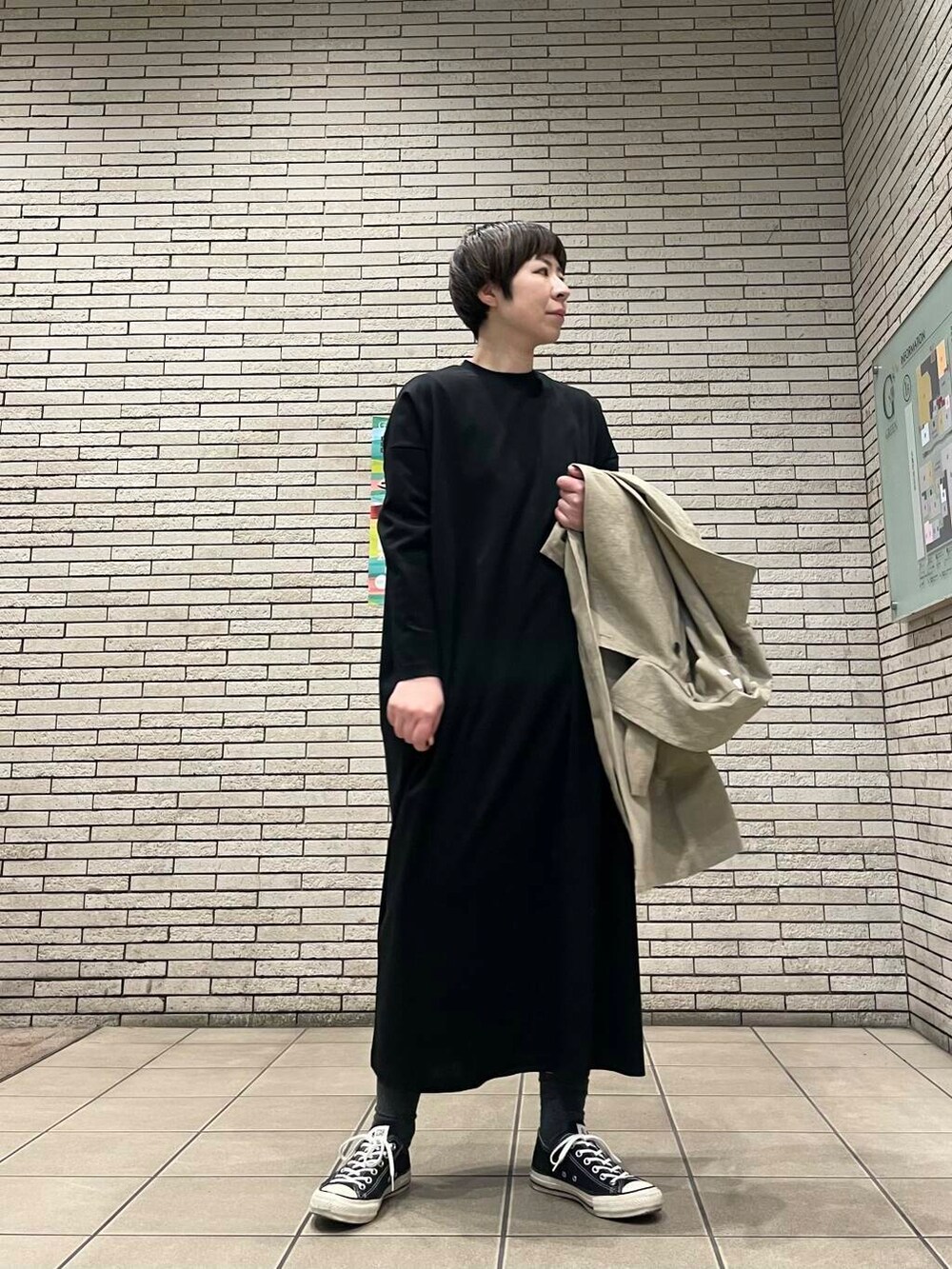 ベージュ系のトレンチコートを着用したレディースの春コーディネートの4枚目の写真