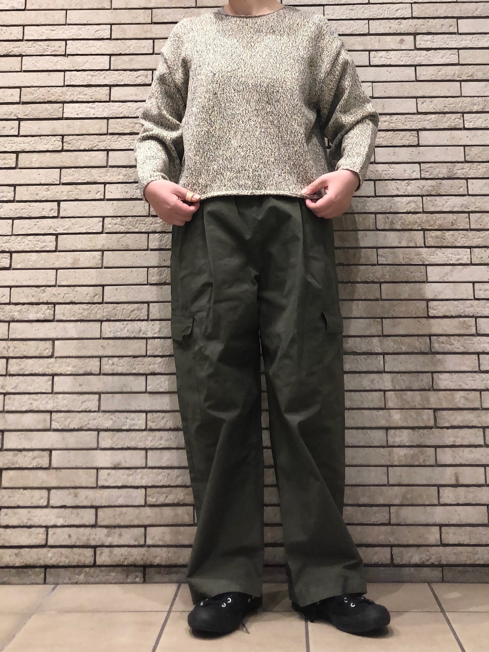 ベージュ系のニット/セーター、グリーン系のその他パンツを着用したレディースの冬コーディネートの2枚目の写真