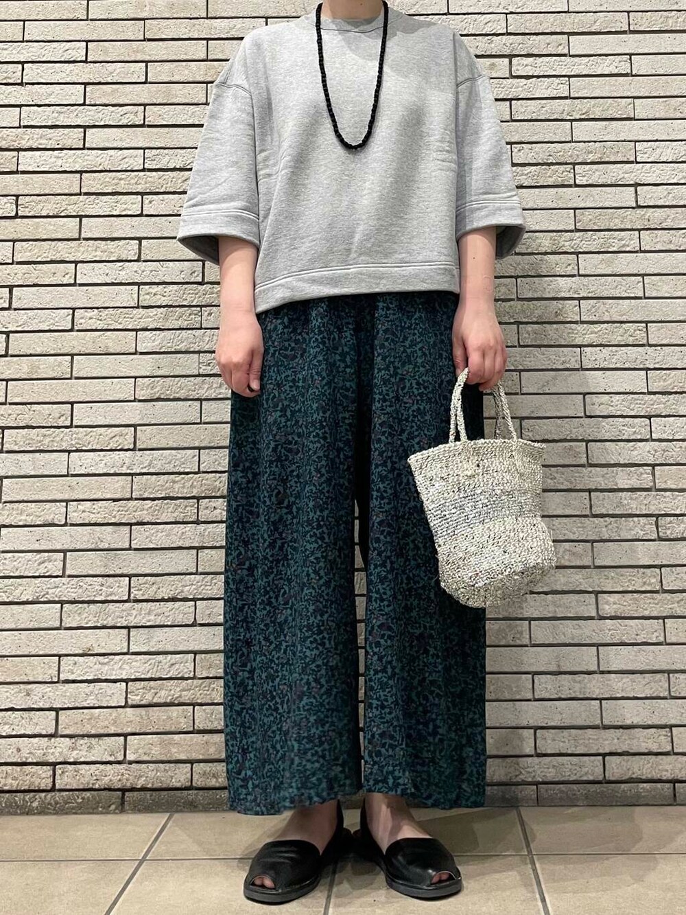 グレー系のスウェット、ブルー系のその他パンツを着用したレディースの春コーディネートの2枚目の写真