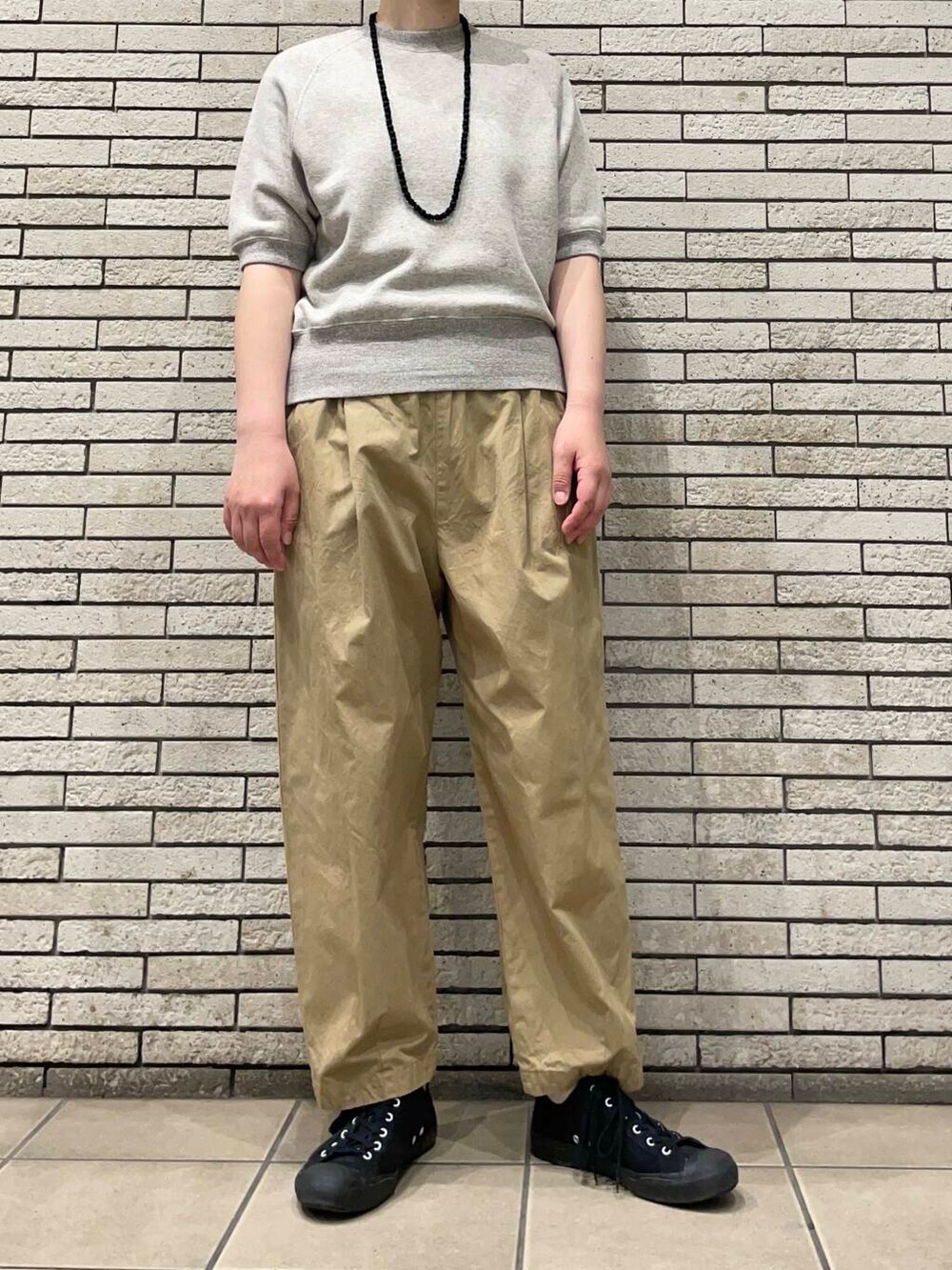 ベージュ系のその他パンツ、グレー系のスウェットを着用したレディースの春コーディネートの3枚目の写真