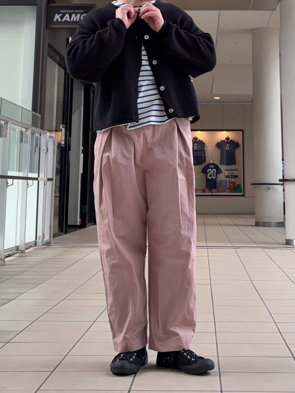 ブラック系のカーディガン/ボレロ、ブルー系のTシャツ/カットソー、ピンク系のその他パンツを着用したレディースの春コーディネートの3枚目の写真