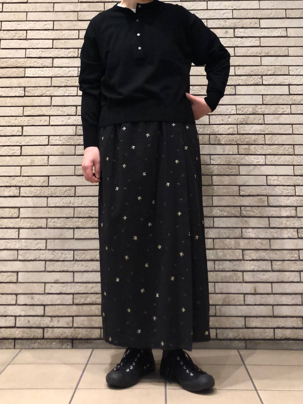 ブラック系のニット/セーター、ブラック系のスカートを着用したレディースの冬コーディネートの4枚目の写真