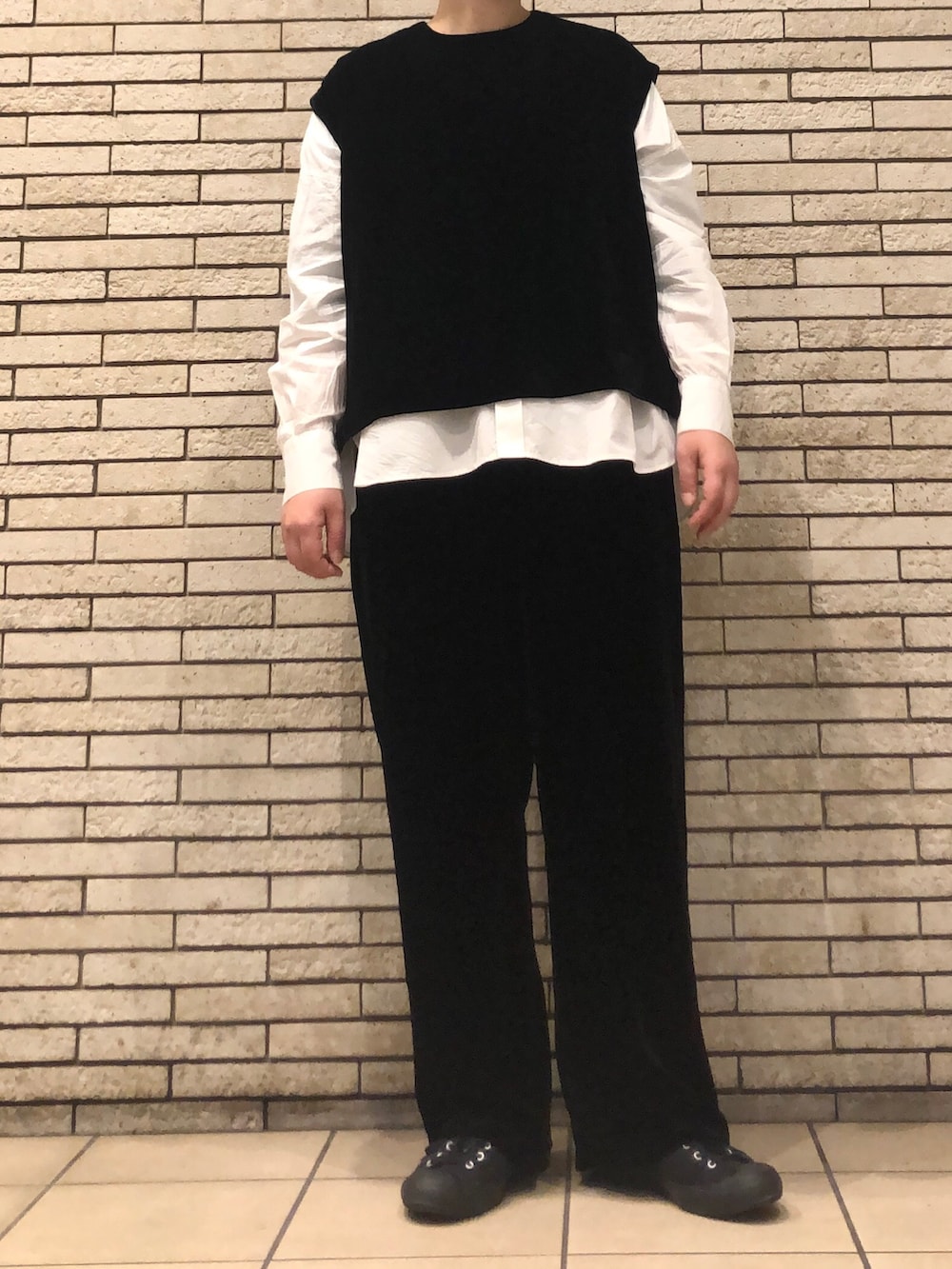 ブラック系のその他トップス、ホワイト系のシャツ/ブラウス、ブラック系のその他パンツを着用したレディースの冬コーディネートの2枚目の写真