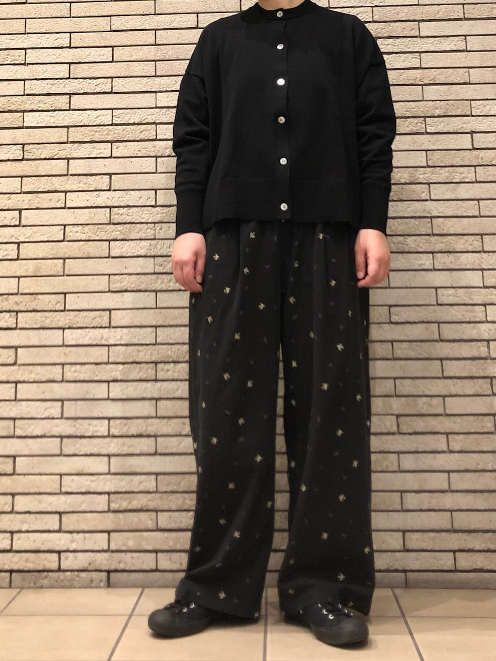 ブラック系のカーディガン/ボレロ、ブラック系のその他パンツを着用したレディースの春コーディネートの2枚目の写真