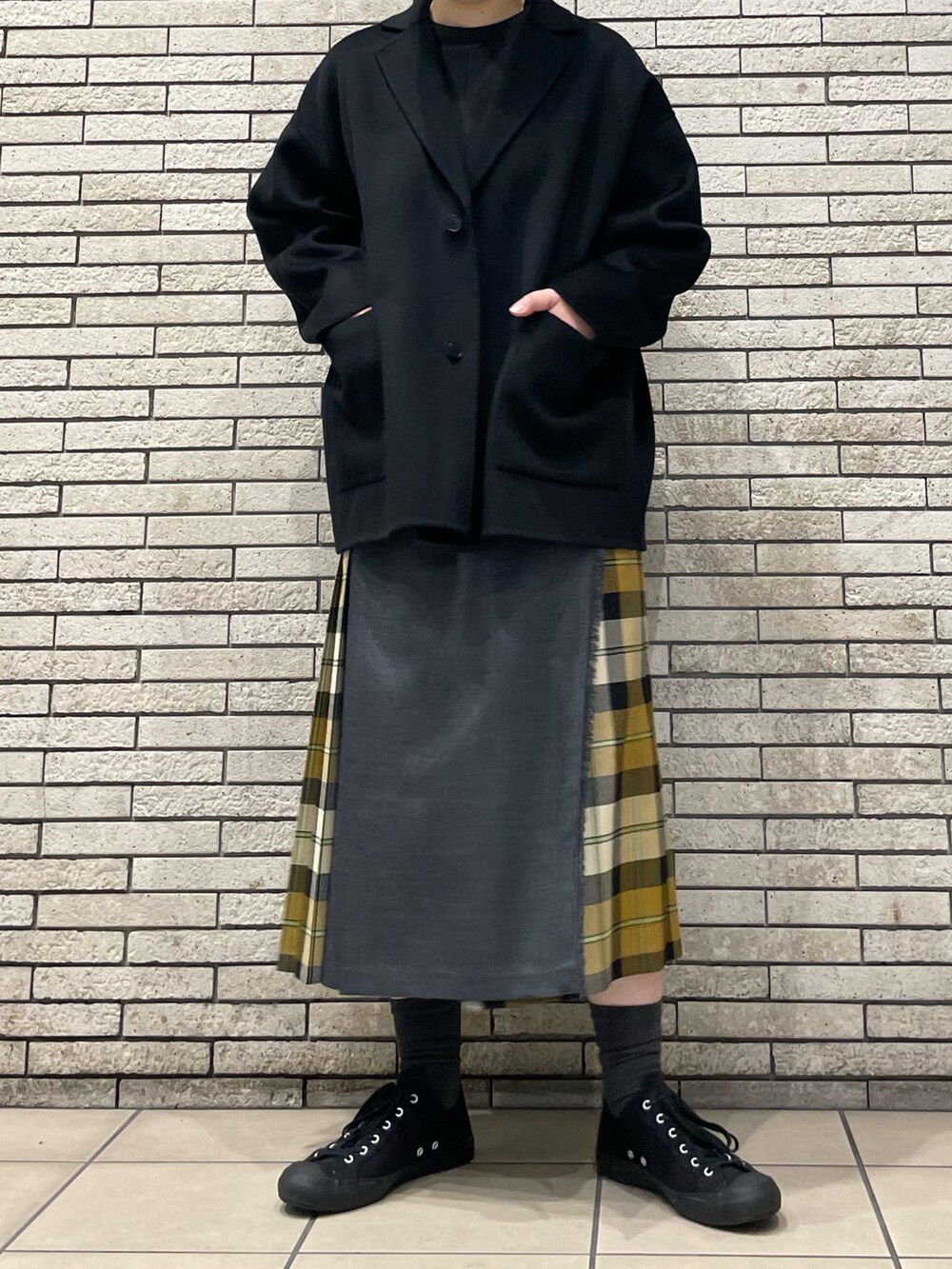 ブラック系のその他アウター、ベージュ系のスカートを着用したレディースの秋コーディネートの3枚目の写真