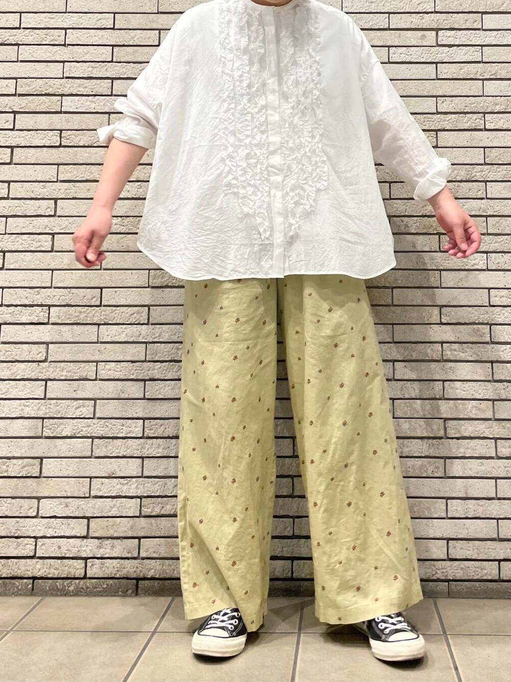 イエロー系のその他パンツ、ホワイト系のシャツ/ブラウスを着用したレディースの夏コーディネートの4枚目の写真