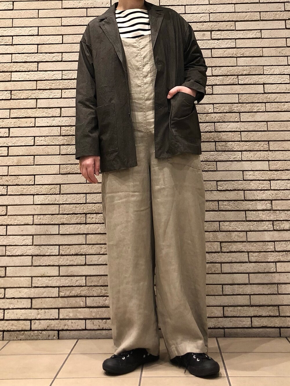 ブラック系のTシャツ/カットソー、グレー系のその他アウター、グレー系のサロペット/オーバーオールを着用したレディースの冬コーディネートの2枚目の写真